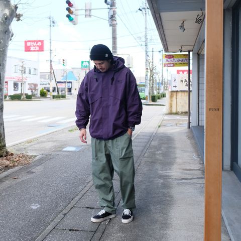 パープルのトップスにオリーブ系のパンツの相性は抜群