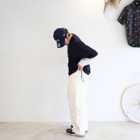 白と紺の配色でまとめたレイヤードスタイル
