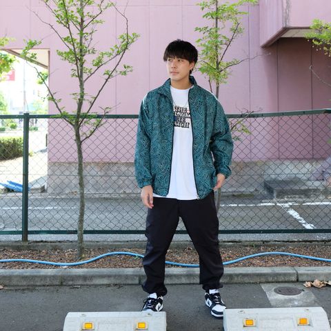 ストリートに馴染むトラックスーツスタイル