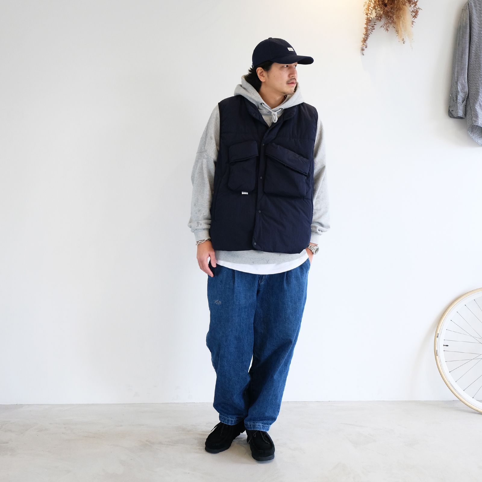 スエットフーディーと中綿ベストの組み合わせ◎