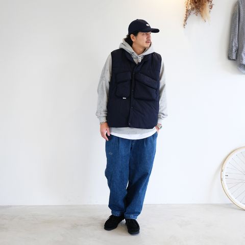 スエットフーディーと中綿ベストの組み合わせ◎