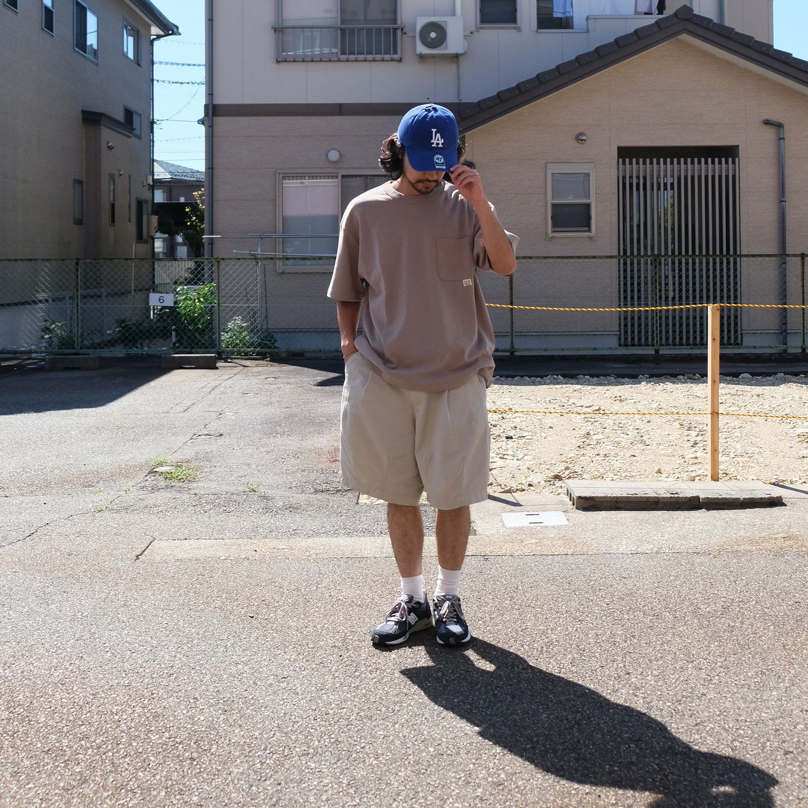 キャップで差し色を。落ち着きつつも明るめなトーンでまとめたTシャツコーデ
