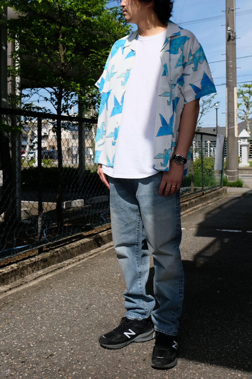 清涼感のある雰囲気にまとめた柄シャツコーデ