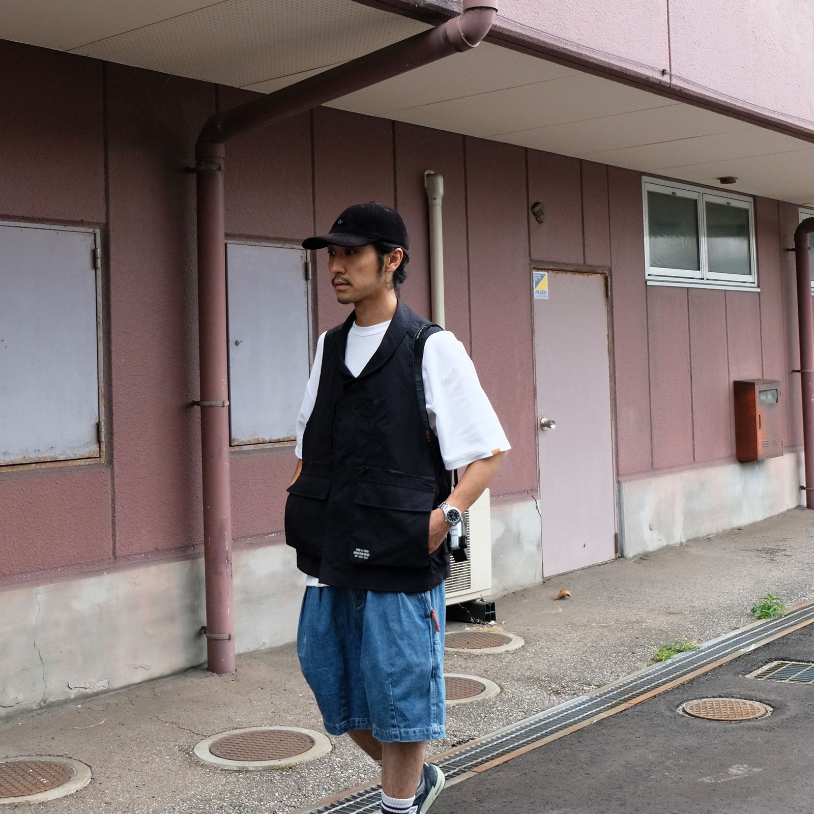 軽やかな半袖短パンスタイルに実用性をプラス