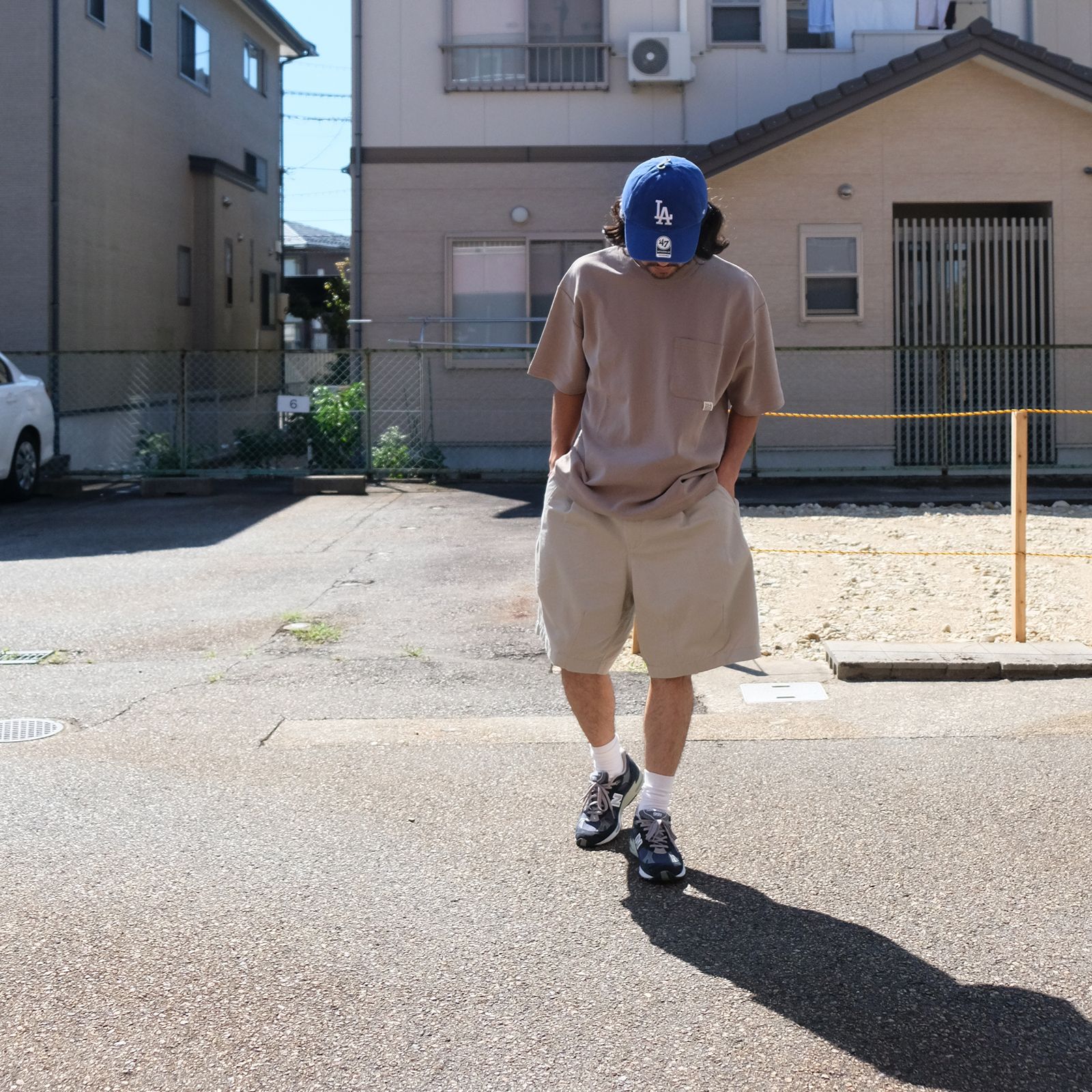 キャップで差し色を。落ち着きつつも明るめなトーンでまとめたTシャツコーデ