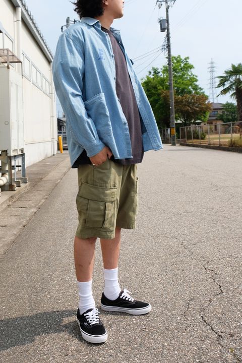 シャンブレーシャツが清涼感をもたらすハーフパンツスタイル