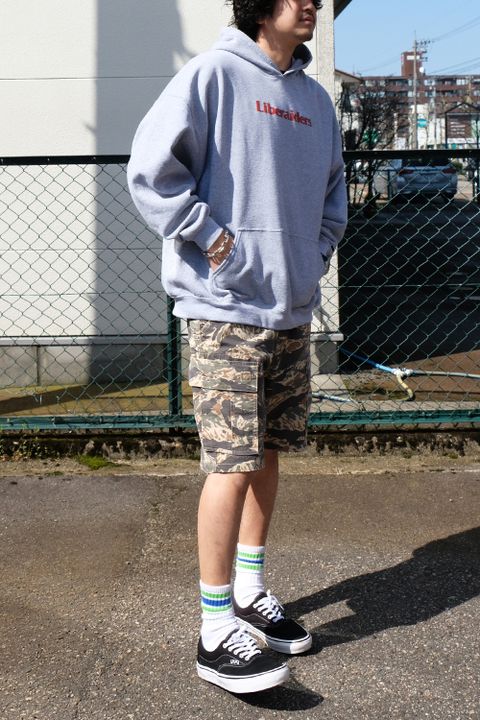 パーカーにハーフパンツを合わせた春の装い