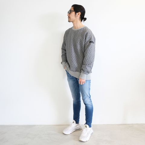 シンプルだけど一味違うトレーナー＋デニムの着こなし