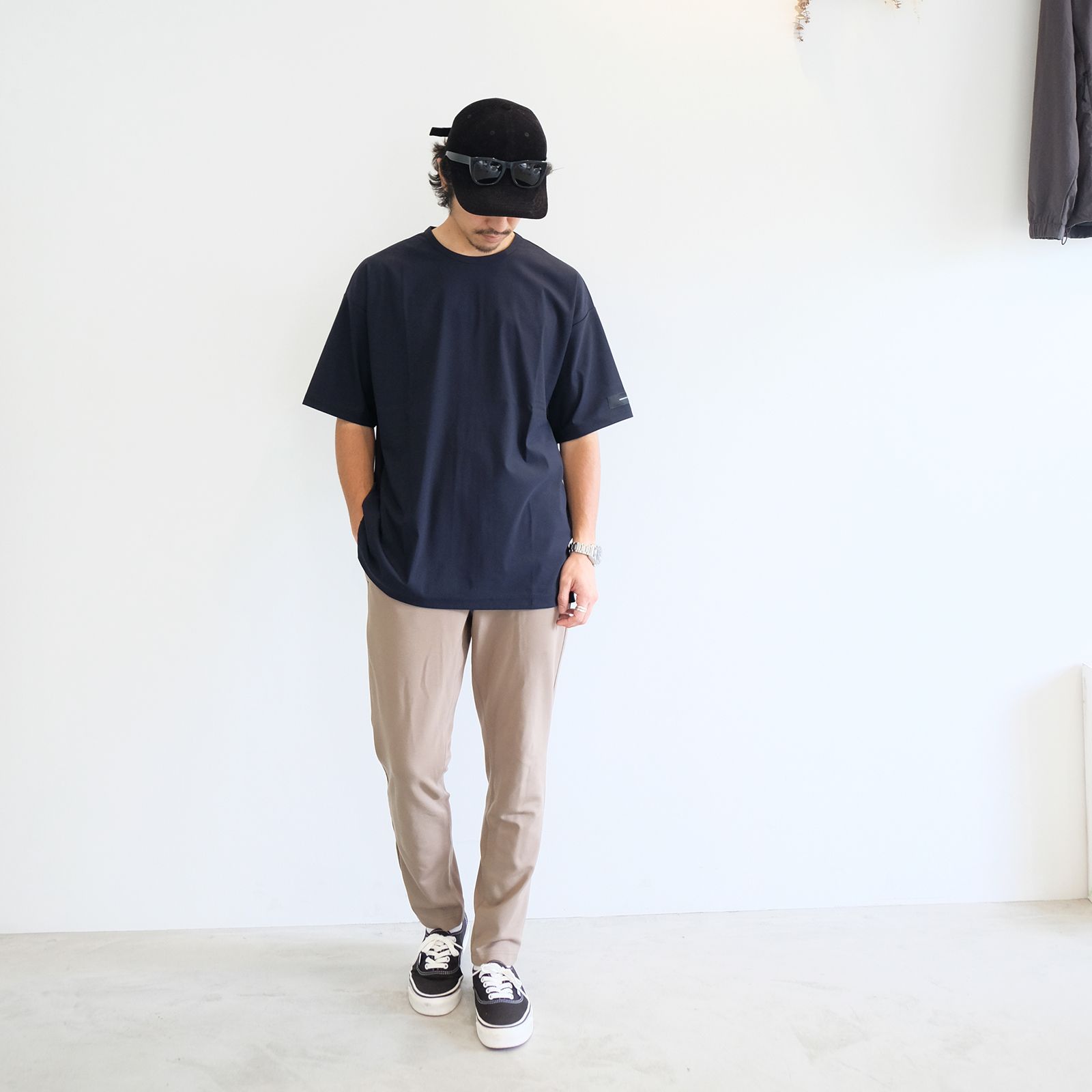 上質な素材感で楽しむ普遍的な大人のイージースタイル