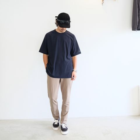 上質な素材感で楽しむ普遍的な大人のイージースタイル