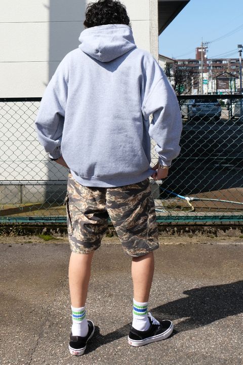パーカーにハーフパンツを合わせた春の装い