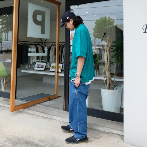 鮮やかなグリーンカラーのTシャツをメインに