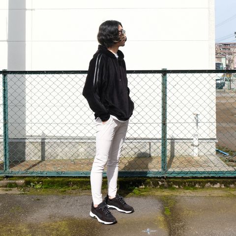 上質な素材感を落とし込んだスポーティーなイージースタイル