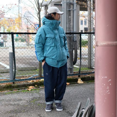 レトロヴィンテージなブルーカラーが冬に映える最強ダウンスタイル