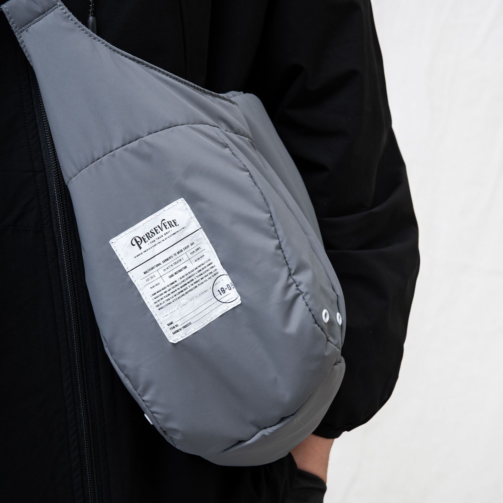【ラスト1点】water-repellent padded crossbody bag / ライトグレー