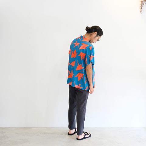 柄シャツはスラックスに合わせて男の渋さを意識