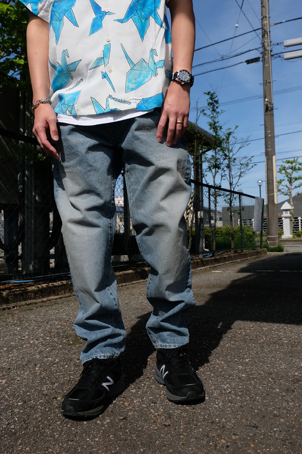 清涼感のある雰囲気にまとめた柄シャツコーデ