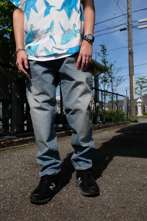 清涼感のある雰囲気にまとめた柄シャツコーデ