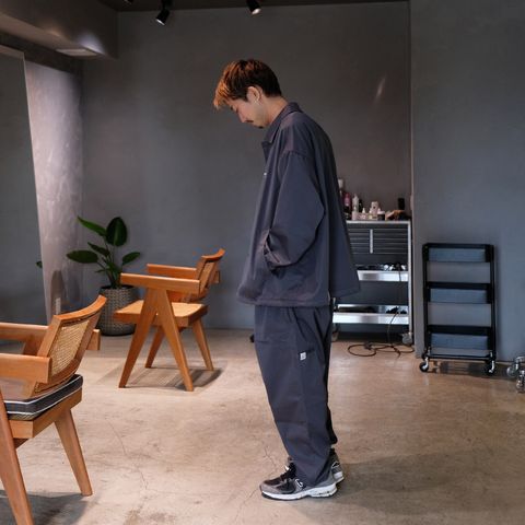 グレーを基調としたセットアップスタイル