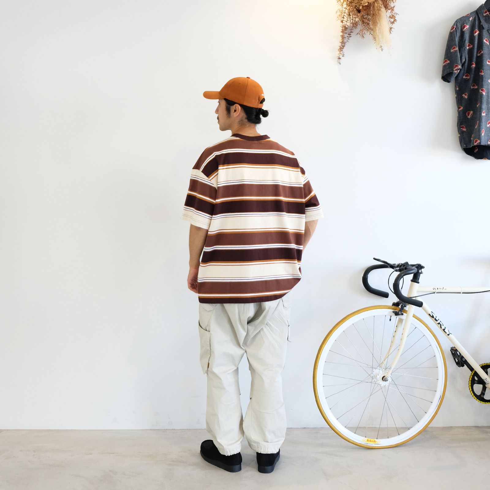 オレンジを基調としたストライプシャツコーデ