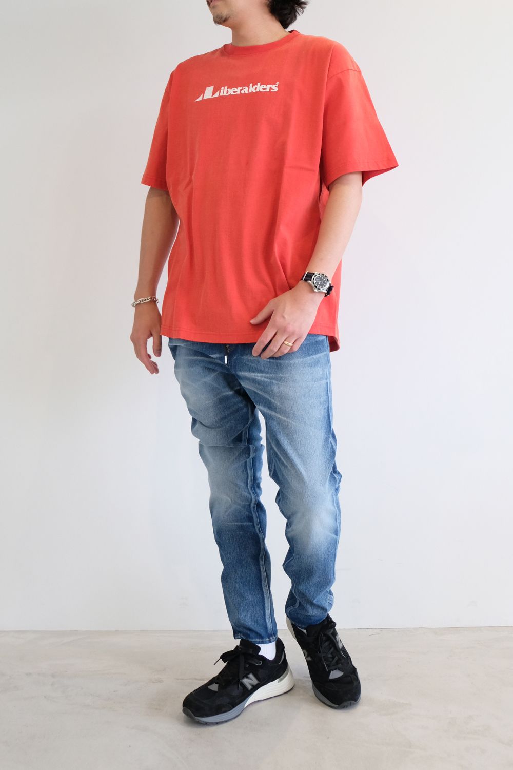 Tシャツにデニムをあわ、、いえ、ジャージーパンツを合わせたスタイル