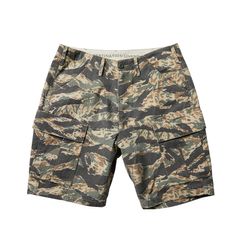 パーカーにハーフパンツを合わせた春の装い