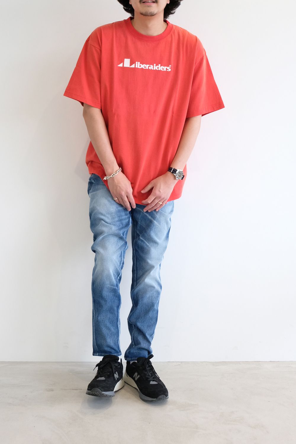 Tシャツにデニムをあわ、、いえ、ジャージーパンツを合わせたスタイル