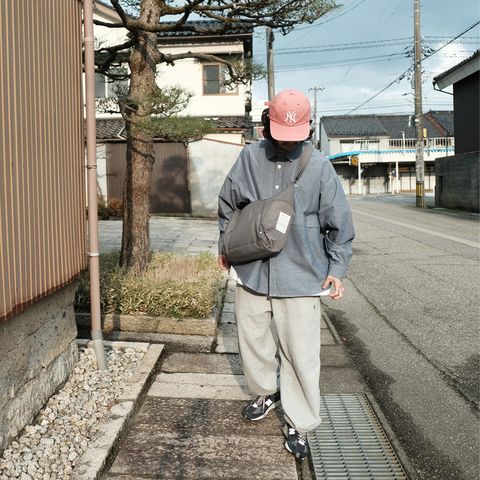 シャンブレーシャツスタイルに抜け感を