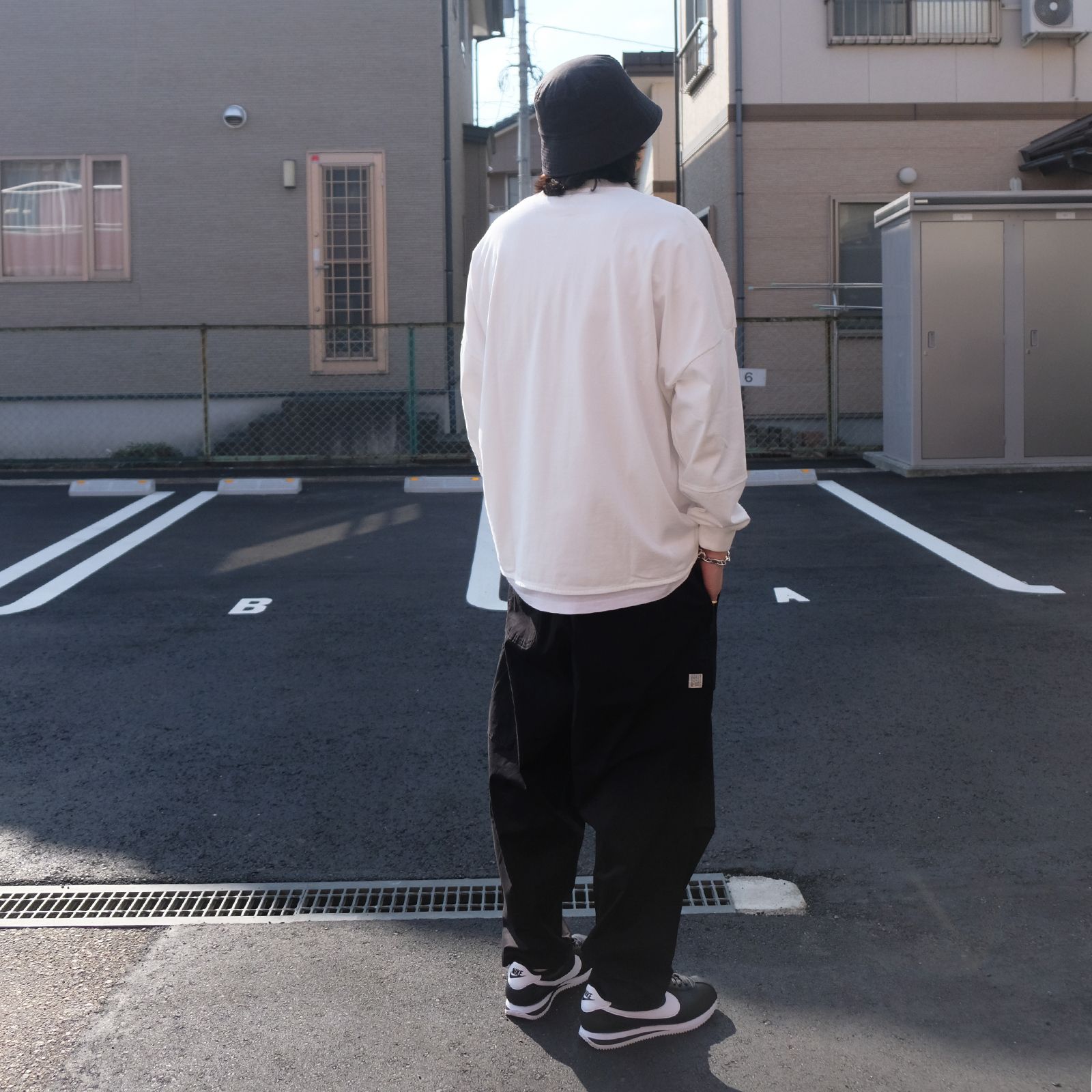 白黒だけでまとめたロンTEEコーデ