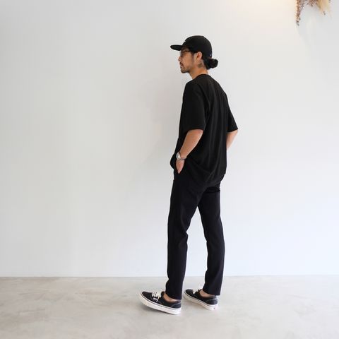 気取り過ぎず快適に過ごすオールブラックコーデ