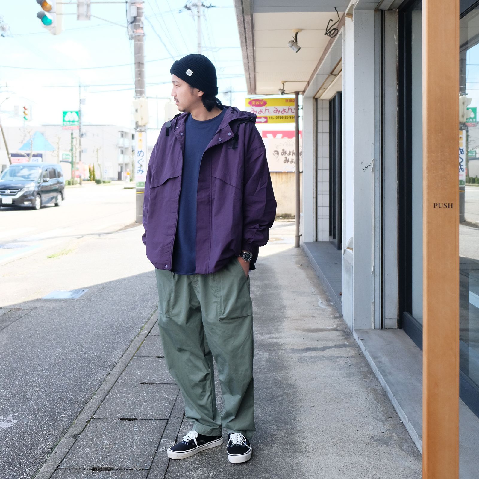 パープルのトップスにオリーブ系のパンツの相性は抜群