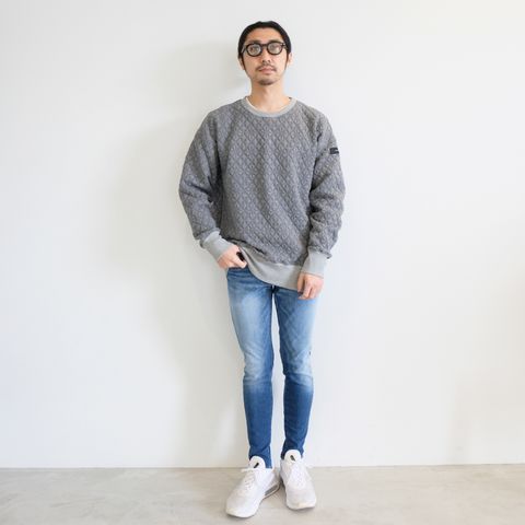 シンプルだけど一味違うトレーナー＋デニムの着こなし