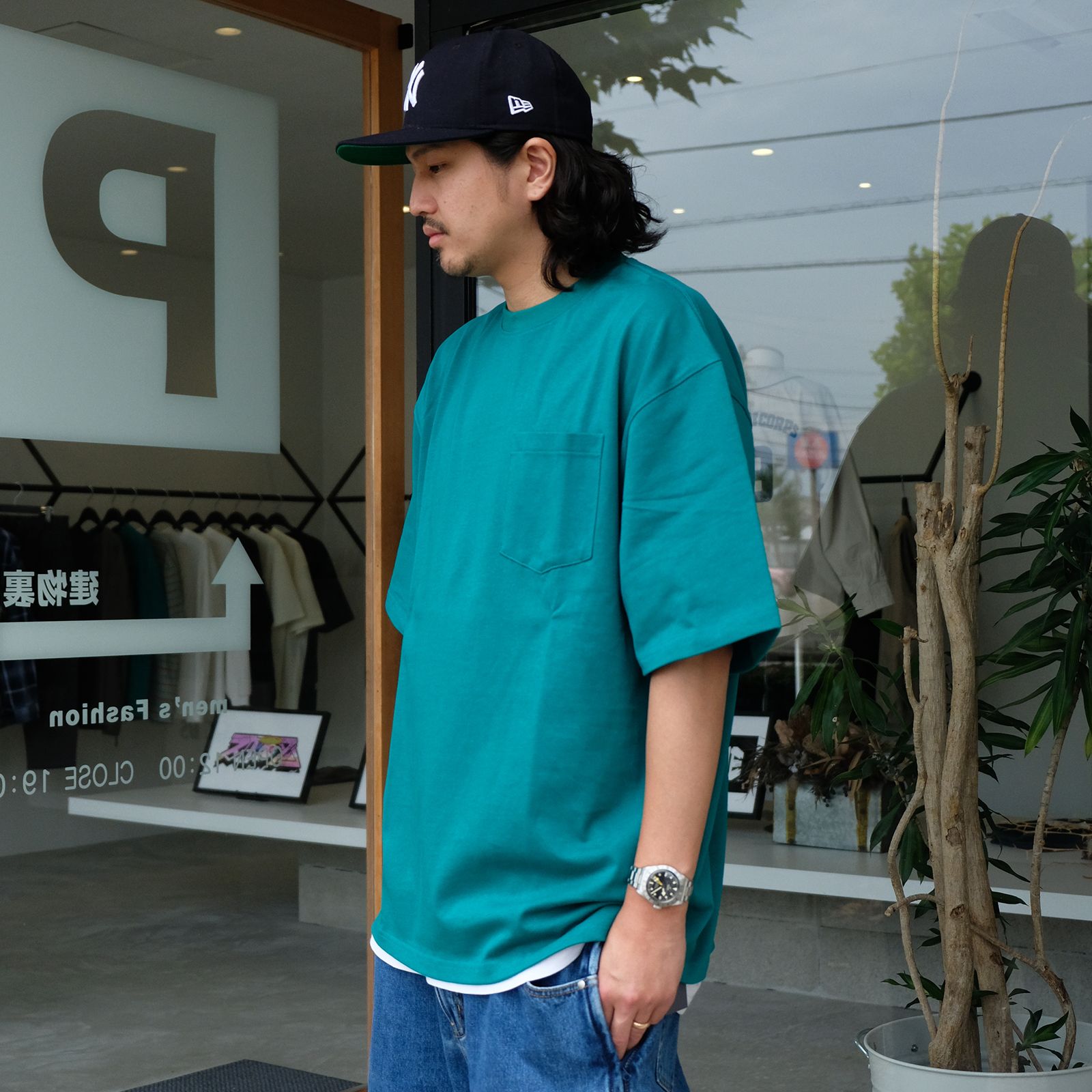 鮮やかなグリーンカラーのTシャツをメインに