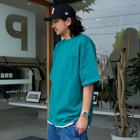 鮮やかなグリーンカラーのTシャツをメインに
