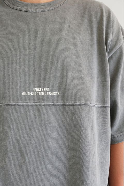 ありそうであまり無い絶妙なTシャツのグレーカラーが◎