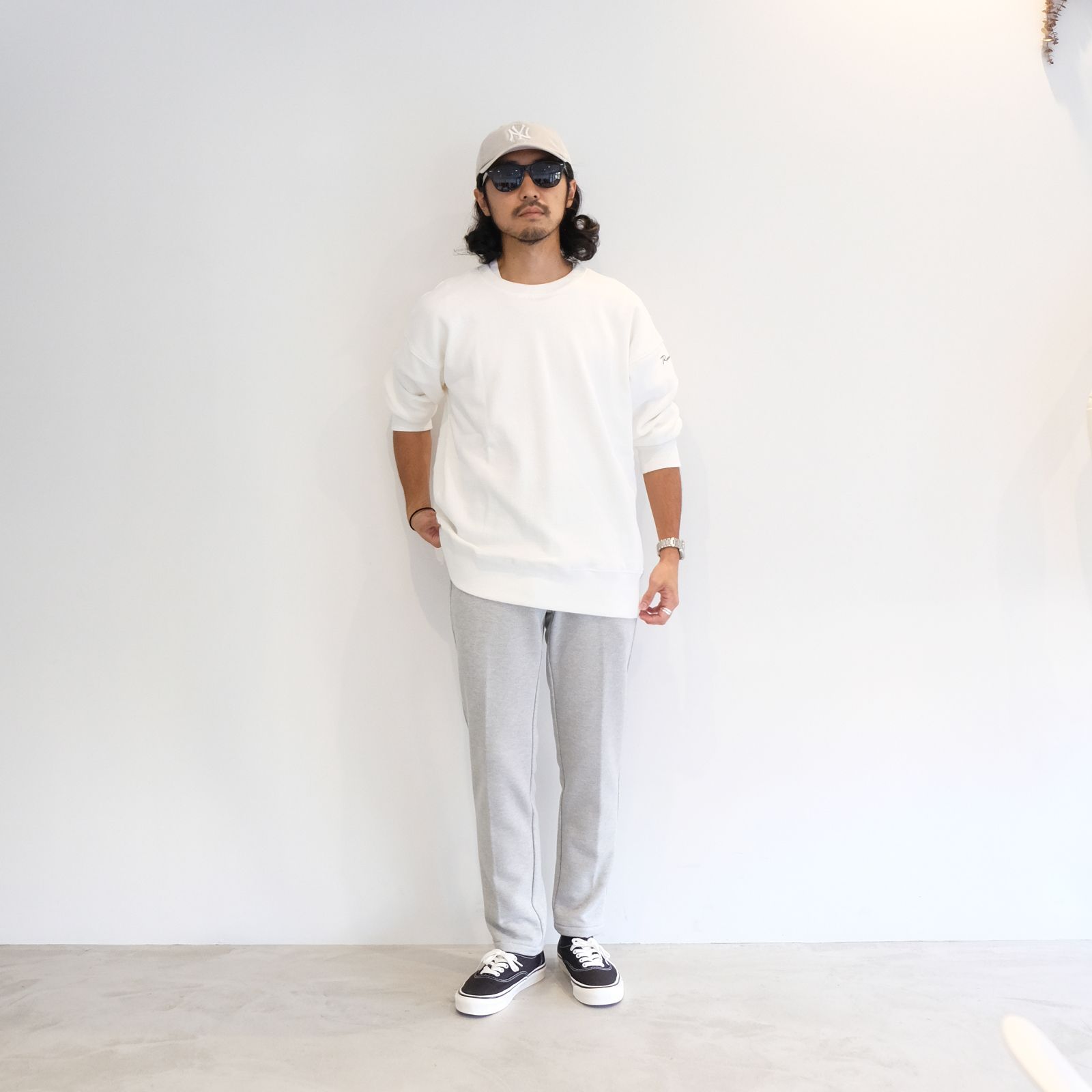 明るめなトーンを基調としたリラックス感のあるキレイめカジュアルコーデ