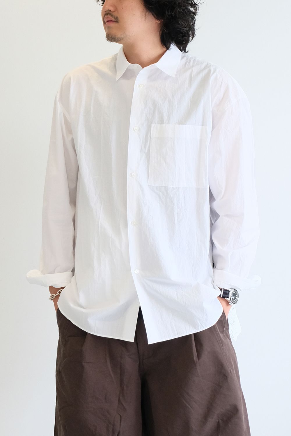 カジュアルショーツに白シャツ合わせで小綺麗に