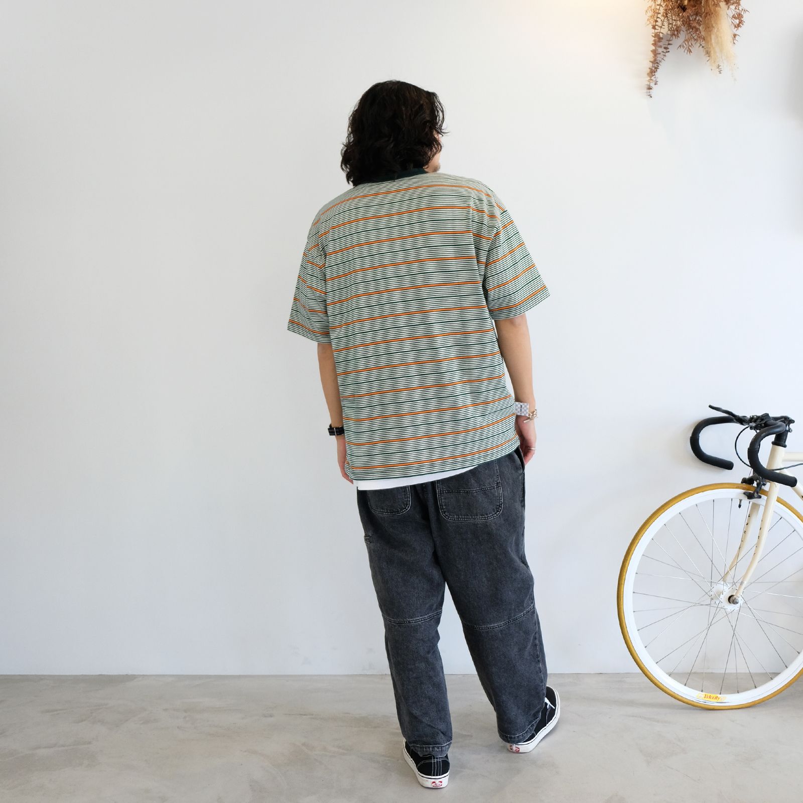 ブラックデニムに配色抜群なストライプTシャツを