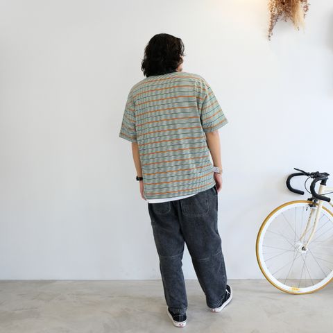 ブラックデニムに配色抜群なストライプTシャツを