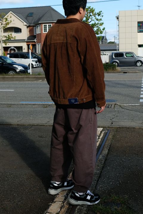 落ち着いた色味でまとめたリラックス感のあるカジュアルコーデ
