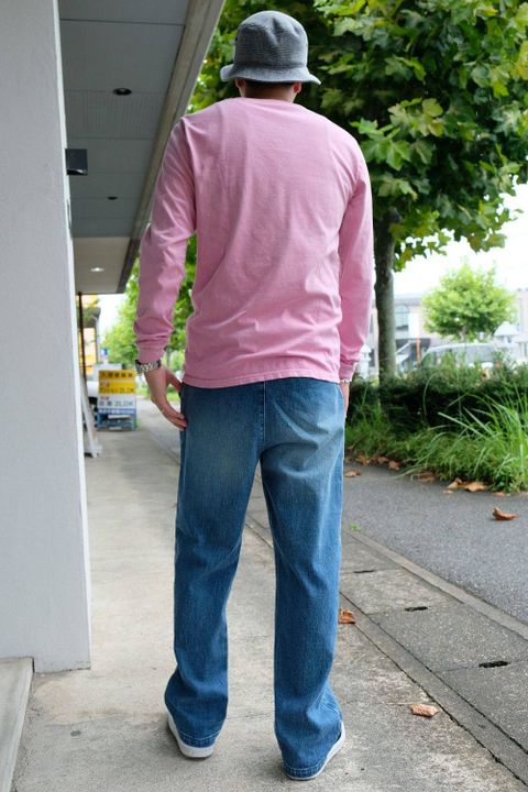 風合いのあるピンク色が目を惹くロンTEEスタイル