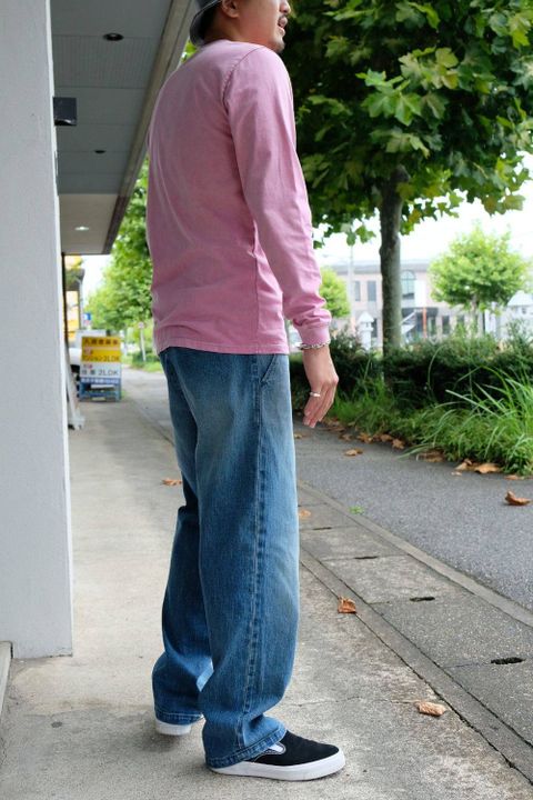 風合いのあるピンク色が目を惹くロンTEEスタイル