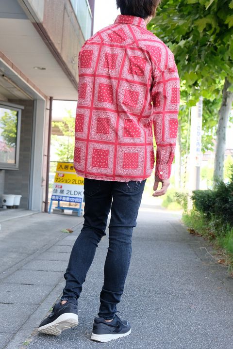 赤いペイズリー柄が抜群の存在感を放つストリートカジュアルコーデ