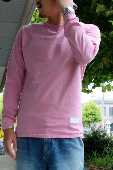 風合いのあるピンク色が目を惹くロンTEEスタイル