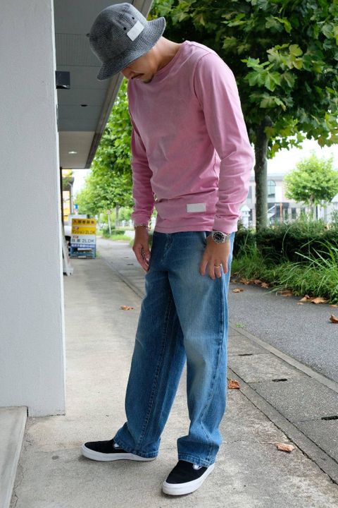 風合いのあるピンク色が目を惹くロンTEEスタイル