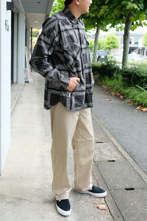 柄とサイズ感で今っぽさを表現。初秋を意識したシャツコーデ