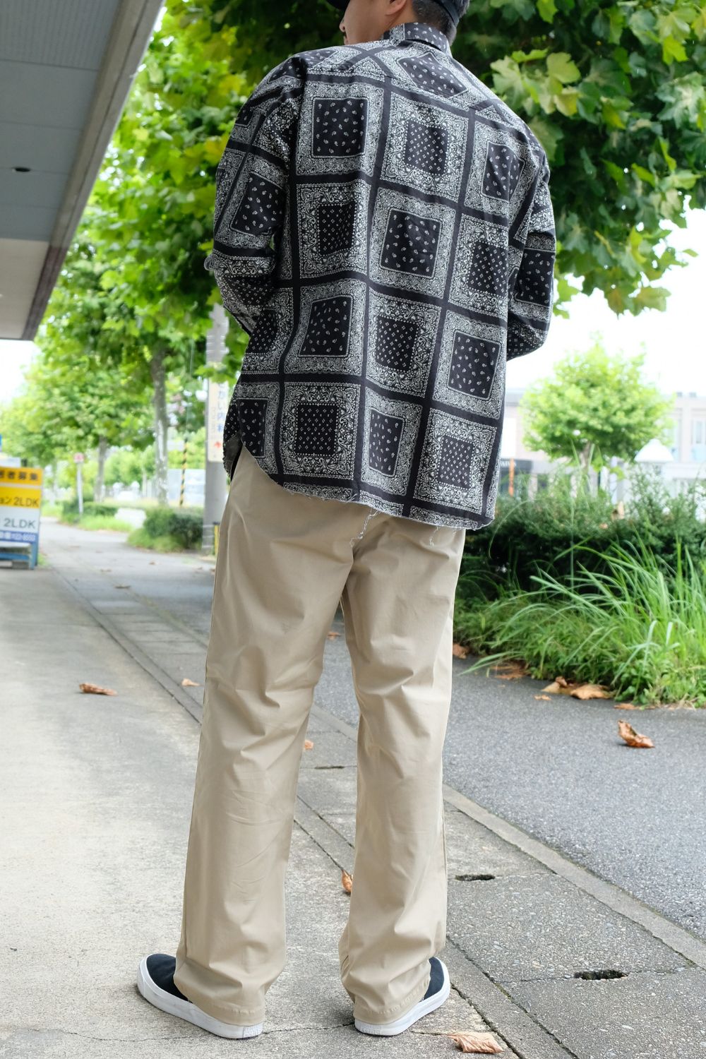 柄とサイズ感で今っぽさを表現。初秋を意識したシャツコーデ