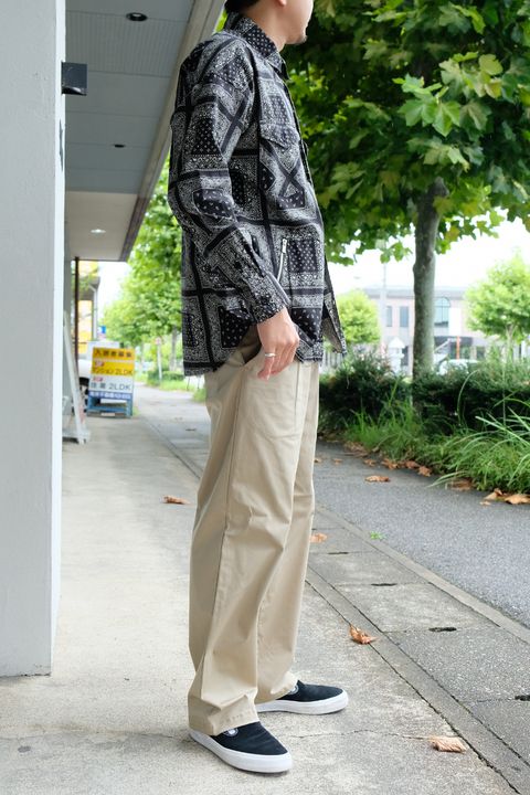柄とサイズ感で今っぽさを表現。初秋を意識したシャツコーデ