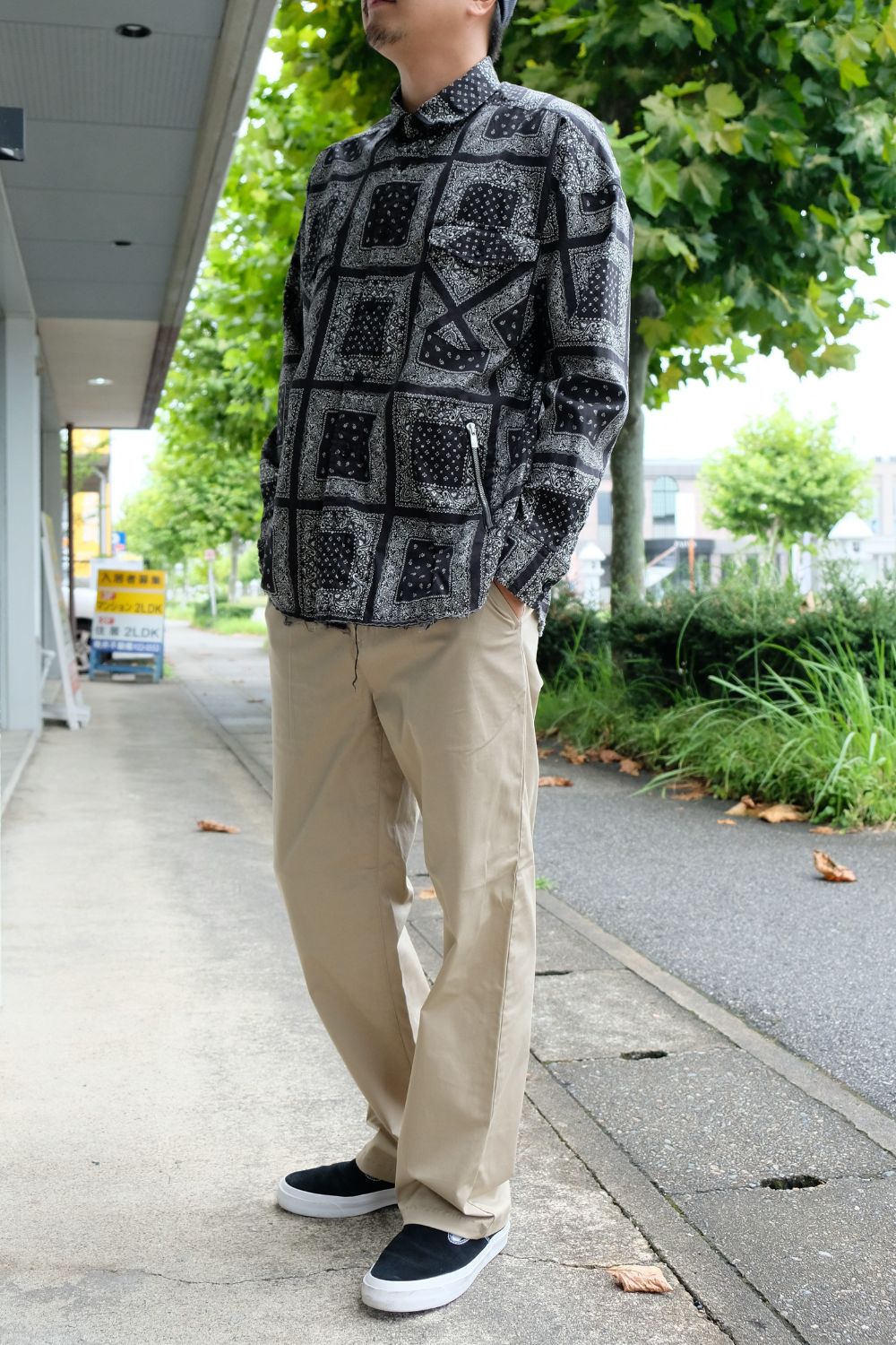 柄とサイズ感で今っぽさを表現。初秋を意識したシャツコーデ