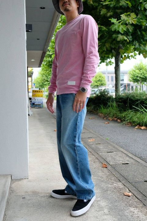 風合いのあるピンク色が目を惹くロンTEEスタイル
